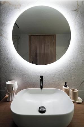 Classic Apartment, City View | Bathroom | Shower, rainfall showerhead, hair dryer, towels - Niman Beachside Apartments (Chania)