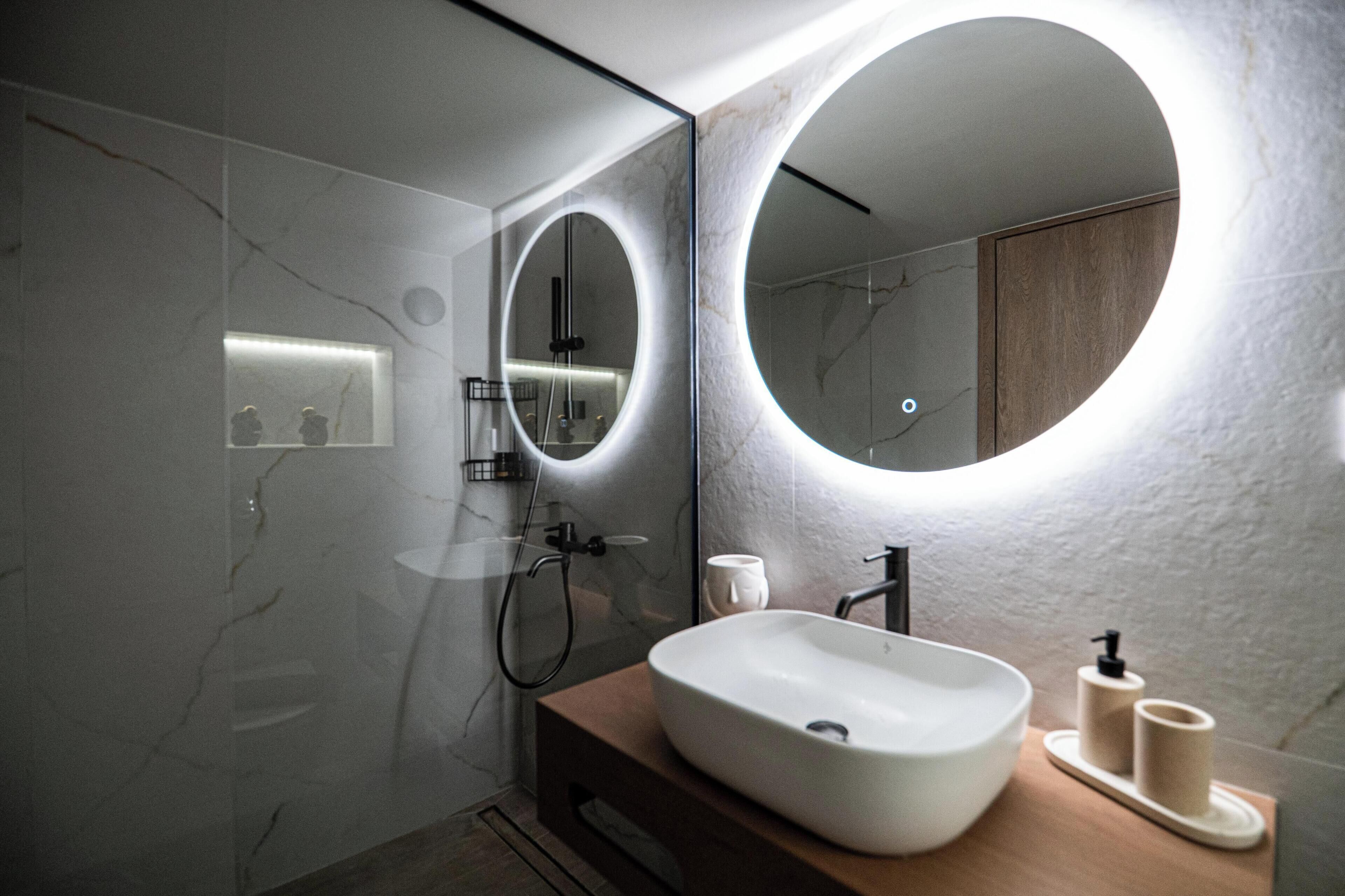 Classic Apartment, City View | Bathroom | Shower, rainfall showerhead, hair dryer, towels