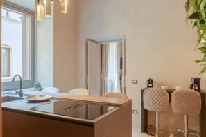 ثلاجة، فرن، موقد طهي مسطح، غسالة أطباق