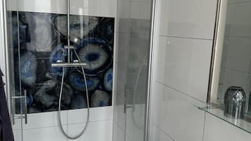 Ducha, secador de pelo, toallas y jabón