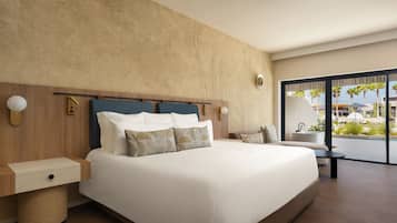 Un dormitorio moderno con una cama grande, cabecera de madera, una mesita de noche pequeña, una lámpara de noche redonda y vistas al exterior a través de ventanas amplias.