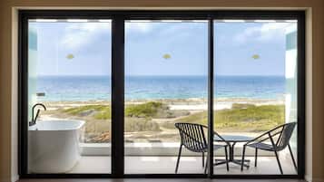Preferred Club Junior Suite Superior Ocean View King | Terrazza/patio