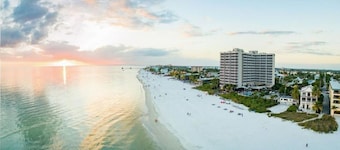 Ocean/Pool View 703- Relax and recharge at Fort Myers Beach