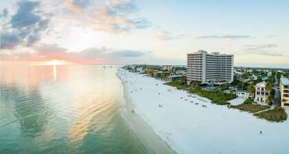 Ocean/Pool View 703- Relax and recharge at Fort Myers Beach