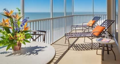 Ocean/Pool View 703- Relax and recharge at Fort Myers Beach