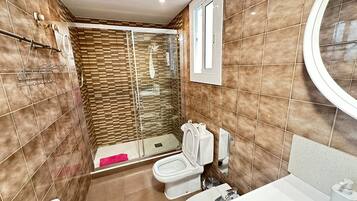 Ducha, secador de pelo, toallas y jabón