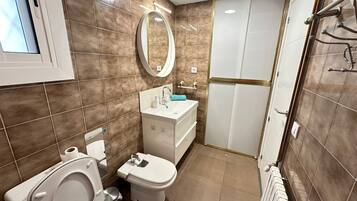 Ducha, secador de pelo, toallas y jabón