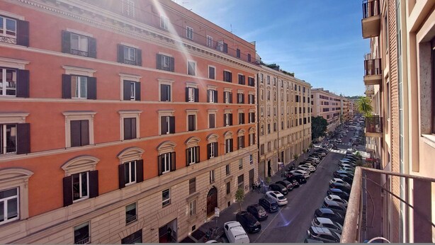 A multi-story building with balconies and a street view. - 4bnb - Spacious Gracchi Apartment (Rome)