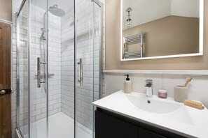 Douche, serviettes fournies