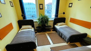 Delad sovsal - Comfort - utsikt mot staden | Skrivbord, arbetsyta för laptop, gratis wi-fi och sängkläder