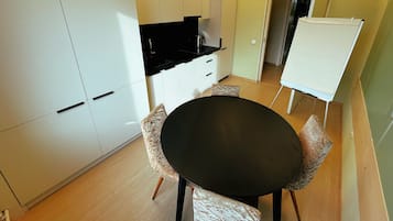 Grand réfrigérateur, micro-ondes, plaque de cuisson, lave-vaisselle