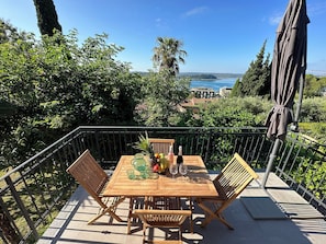 Panoramic-Apartment, 2 Schlafzimmer, Meerblick | Terrasse/Patio