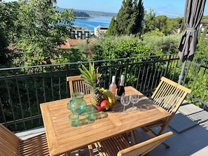 Panoramic-Apartment, 2 Schlafzimmer, Meerblick | Terrasse/Patio