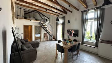 Leilighet – panorama, 2 soverom, sjøutsikt | Oppholdsområde | Flatskjerm-TV