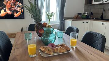 Appartamento panoramico, 2 camere da letto, vista mare | Pasti in camera