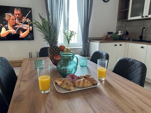 In-room dining - Apartment Olivia (Piran)