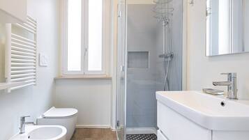 Doccia, asciugacapelli, bidet, asciugamani