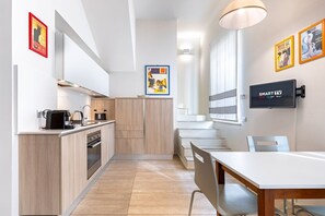 Fridge, microwave, oven, stovetop - Casa Pertinace - Two Bedroom Apartment, Sleeps 3 (Alba)