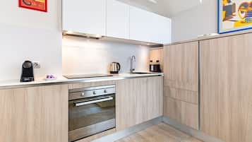 Frigorifero, microonde, forno, piano cottura