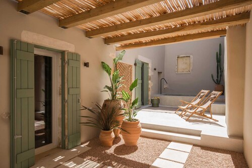 Renovated Venetian house with heated pool 7 minutes from Rethymno Old Town 