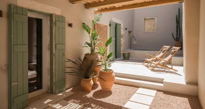 Renovated Venetian house with heated pool 7 minutes from Rethymno Old Town
