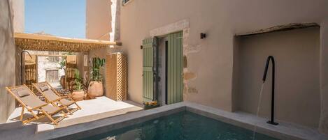 حمّام سباحة مُدفَّأ