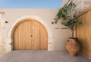 Enter CASA VINDÉMIA through a grand arched entrance.