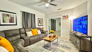 Smart TV, futbolito y tenis de mesa