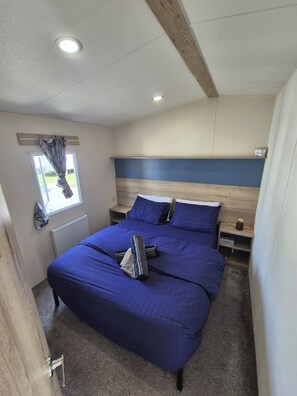 2 bedrooms, free WiFi, bed sheets - 2 Bed-sleeps 6-pets-private - Parking sea 3mins (Cowes)