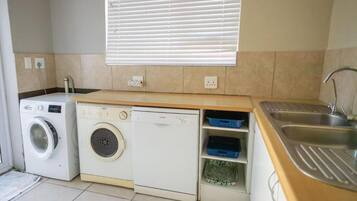 Apartment, 4 Bedrooms, Smoking, Patio | Interior