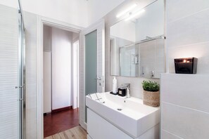 Condo | 1 bedroom, premium bedding, down duvets, iron/ironing board - Casa Olmo (Como)