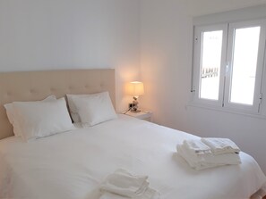 3 chambres, coffre-fort, fer et planche à repasser, lit de bébé portatif