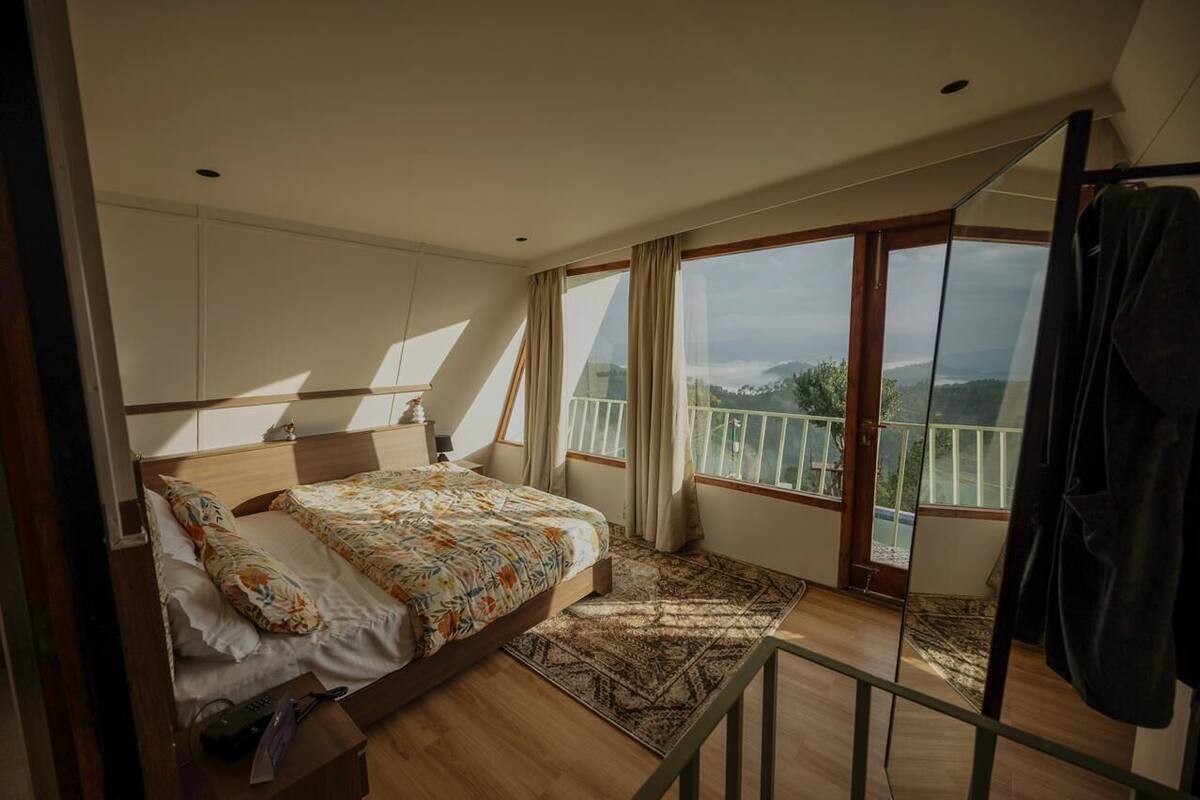 Executive-stúdíósvíta - útsýni yfir hæð | Rúm með Select Comfort dýnum, skrifborð, vinnuaðstaða fyrir fartölvur