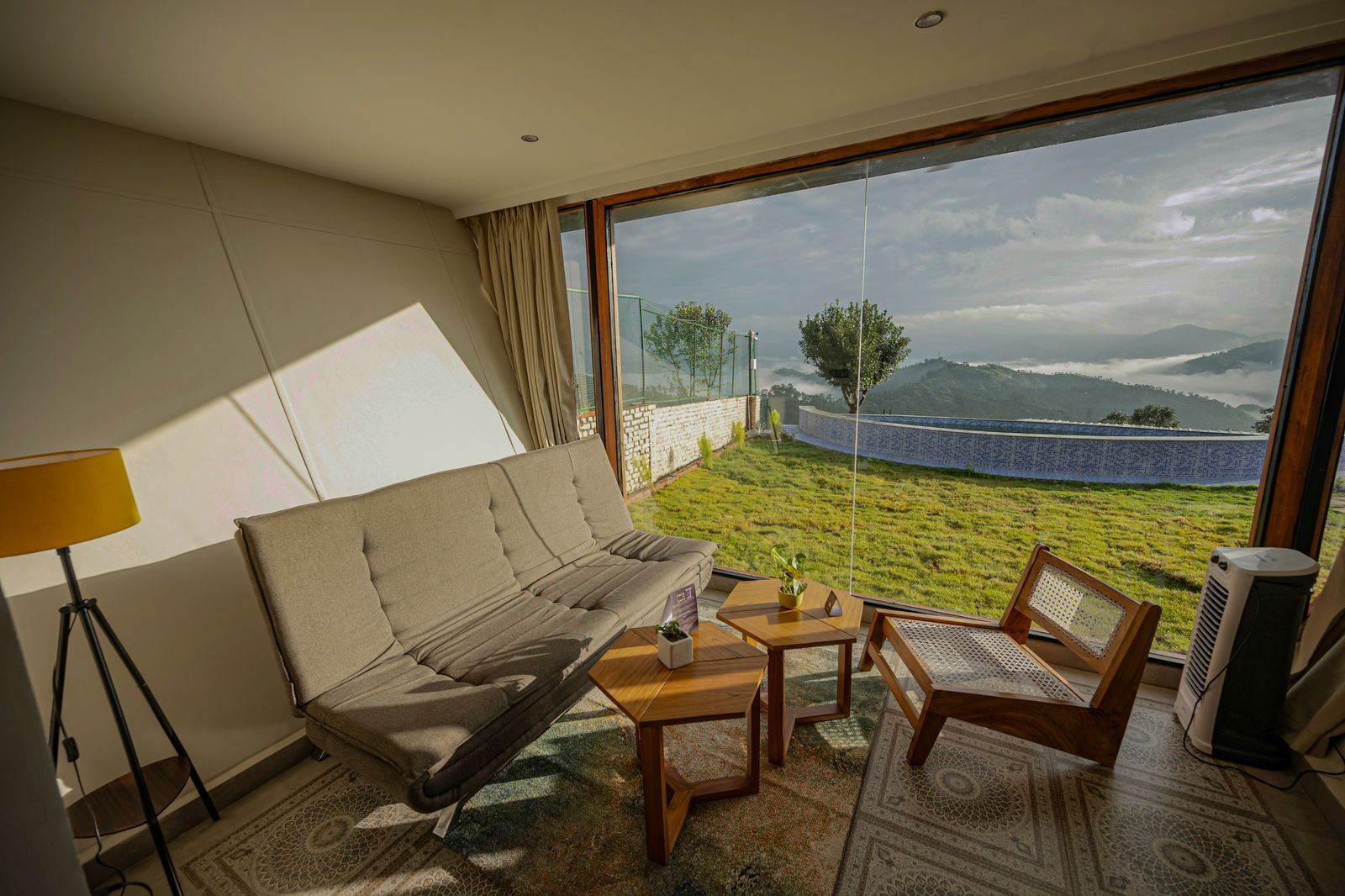 32-tums smart-tv med digitalkanaler, eldstad och betalfilmer