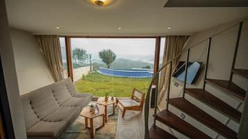 Habitación Deluxe con 1 cama doble o 2 individuales, balcón, vistas a la colina | Zona de estar | Una Smart TV, una chimenea, películas de pago, servicios de streaming