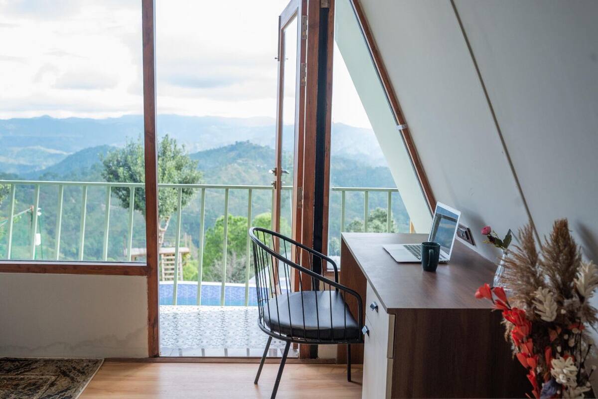 Monolocale Executive, balcone | Materassi Select Comfort, con arredamento individuale, una scrivania