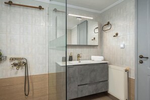 Comfort-Haus, Meerblick | Badezimmer | Dusche, Haartrockner, Handtücher, Seife