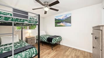 5 soverom, skrivebord, strykejern/-brett og reiseseng for barn