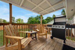 Outdoor dining - RMNP Retreat - Group-Friendly Home near Estes Park (Loveland)