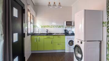 Køleskab, mikrobølgeovn, kogeplade, opvaskemaskine