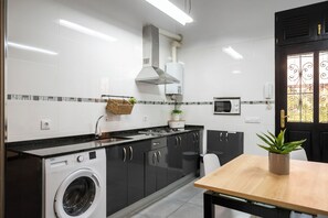 Frigorífic, microones, placa de cuina i rentaplats