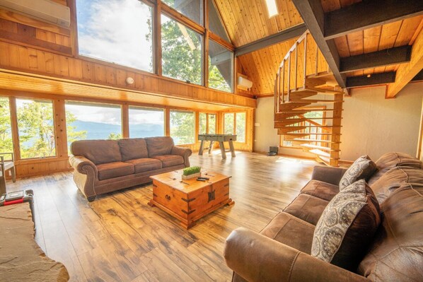 テレビ、暖炉、テーブルサッカー台