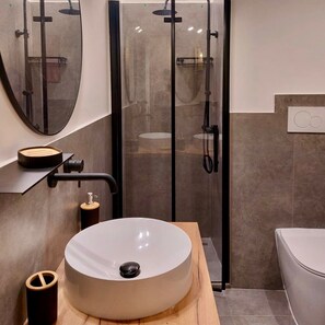 Ducha, secador de pelo, bidet, toallas