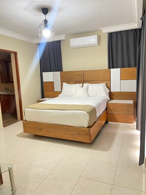 3 habitaciones, tabla de planchar con plancha, wifi y ropa de cama 