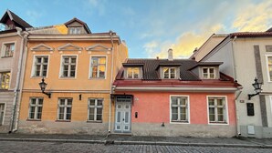 A cobblestone street with historic buildings featuring classic architecture and a variety of window styles. - Charming 1-bedroom apartment with WIFI in Old Tallinn (Tallinn)