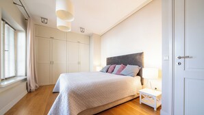 A bedroom with a bed, bedside table, and wardrobe. - Charming 1-bedroom apartment with WIFI in Old Tallinn (Tallinn)