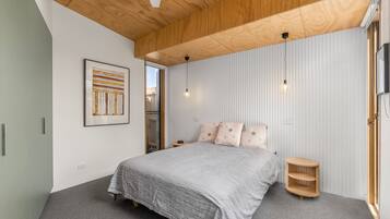 1 bedroom, desk, free WiFi, bed sheets