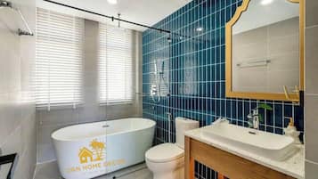 Villa, 4 chambres, patio, vue jardin | Salle de bain | Douche, sèche-cheveux, chaussons, serviettes fournies
