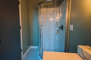 Dusche, Haartrockner, Handtücher, Seife