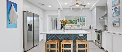 Réfrigérateur, micro-ondes, four, plaque de cuisson